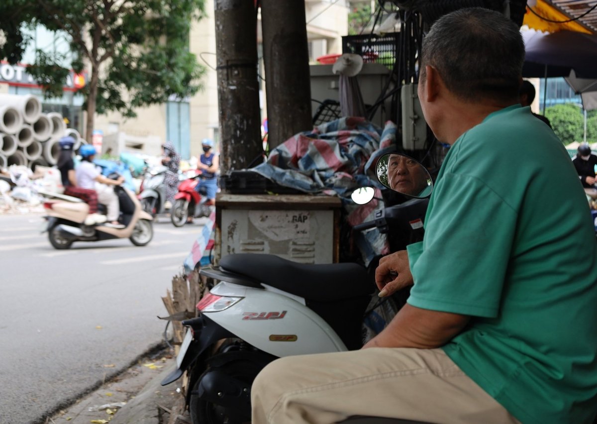 Nhiều người dân sống, làm việc trong khu vực vành đai 1 vẫn còn không ít trăn trở khi phải chuyển từ xe xăng sang xe điện. Ảnh: Hoàng Hiền. Nhiều người dân sống, làm việc trong khu vực vành đai 1 vẫn còn không ít trăn trở khi phải chuyển từ xe xăng sang xe điện. Ảnh: Hoàng Hiền.