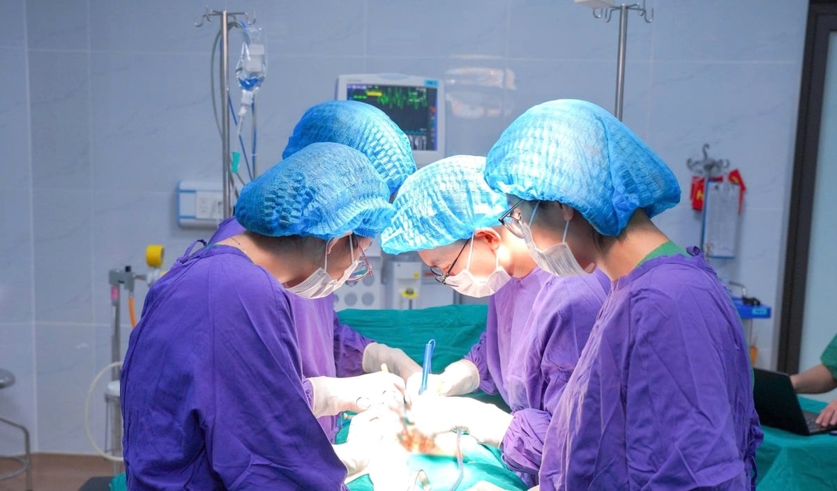 Đội ngũ y, bác sỹ Bệnh viện Hùng Vương Gia Lai thực hiện ca phẫu thật. Ảnh: ĐL. Đội ngũ y, bác sỹ Bệnh viện Hùng Vương Gia Lai thực hiện ca phẫu thật. Ảnh: ĐL.