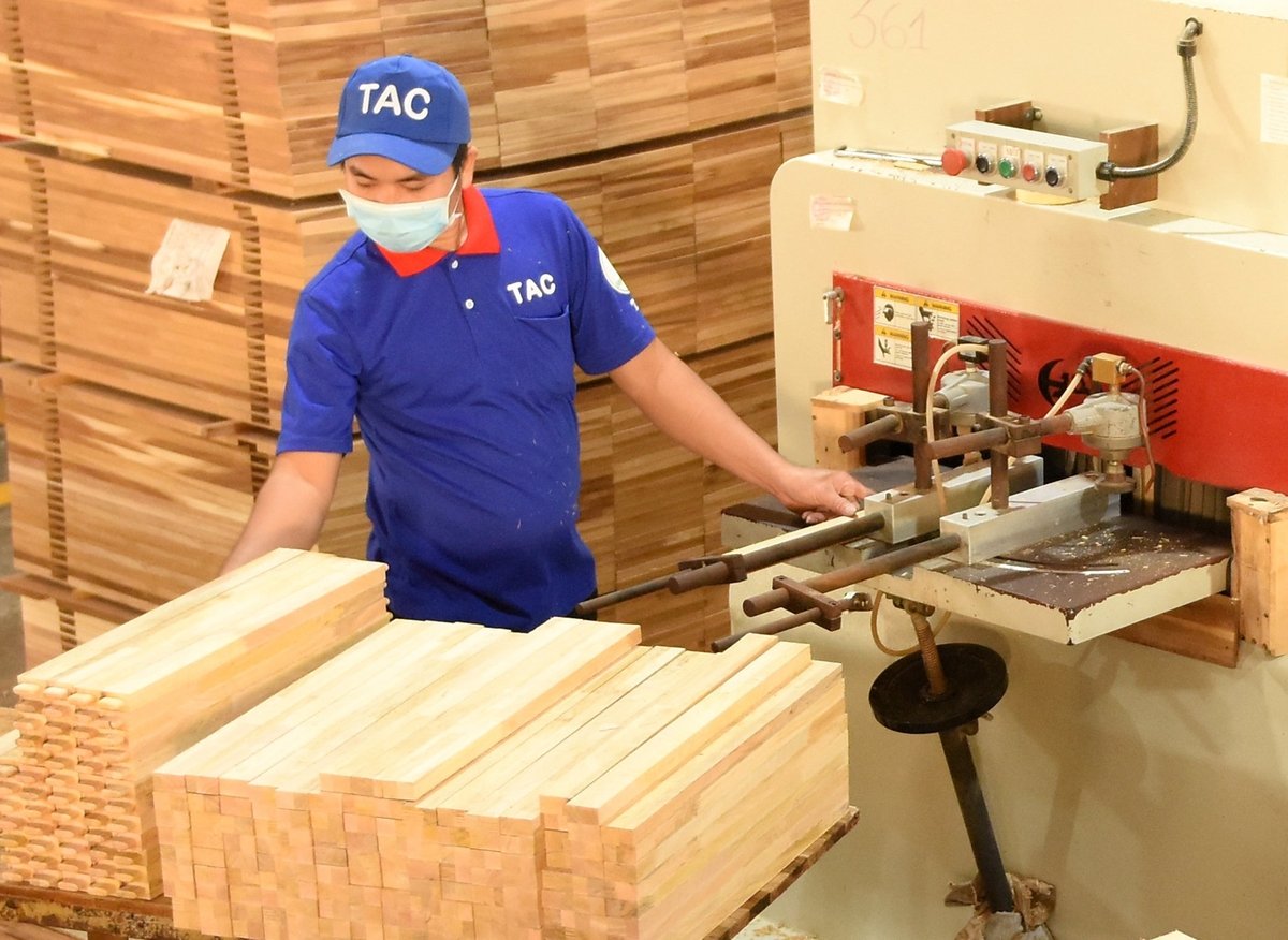 Sản xuất sản phẩm gỗ tại Công ty Cổ phần Chế biến gỗ Thuận An, thành viên của VRG. Ảnh: VRG. Sản xuất sản phẩm gỗ tại Công ty Cổ phần Chế biến gỗ Thuận An, thành viên của VRG. Ảnh: VRG.