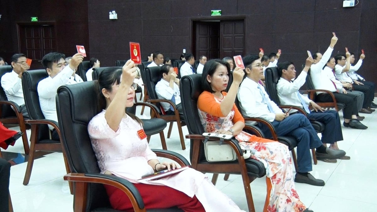 Các đại biểu dự Đại hội biểu quyết thông qua Nghị quyết. Ảnh: Lan Anh Các đại biểu dự Đại hội biểu quyết thông qua Nghị quyết. Ảnh: Lan Anh