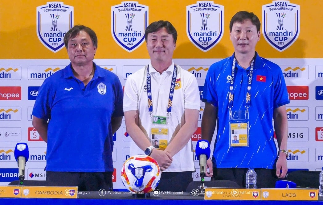 HLV Kim Sang Sik (ngoài cùng bên phải) và HLV U23 Lào Ha Hyeokjun (giữa) tại họp báo về Giải vô địch U23 Đông Nam Á 2025, Ảnh: VFF. HLV Kim Sang Sik (ngoài cùng bên phải) và HLV U23 Lào Ha Hyeokjun (giữa) tại họp báo về Giải vô địch U23 Đông Nam Á 2025, Ảnh: VFF.