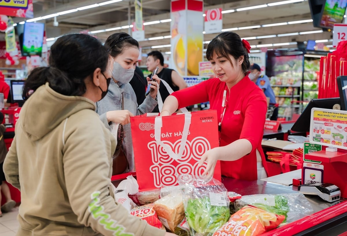 Người dân ở TP Huế hào hứng khi không dùng túi nilong, góp phần hạn chế rác thải nhựa. Ảnh: V.D. Người dân ở TP Huế hào hứng khi không dùng túi nilong, góp phần hạn chế rác thải nhựa. Ảnh: V.D.