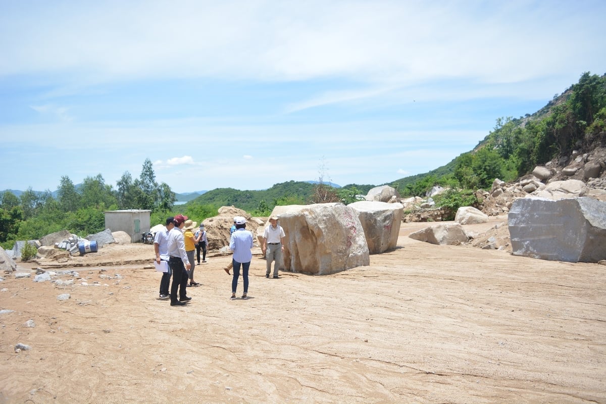 Đoàn kiểm tra thực địa của Bộ Tài nguyên và Môi trường (nay là Bộ Nông nghiệp và Môi trường) kiểm tra nội dung đánh giá tác động môi trường của dự án khai thác đá ở Khánh Hòa (năm 2019). Ảnh: Văn Luyện. Đoàn kiểm tra thực địa của Bộ Tài nguyên và Môi trường (nay là Bộ Nông nghiệp và Môi trường) kiểm tra nội dung đánh giá tác động môi trường của dự án khai thác đá ở Khánh Hòa (năm 2019). Ảnh: Văn Luyện.
