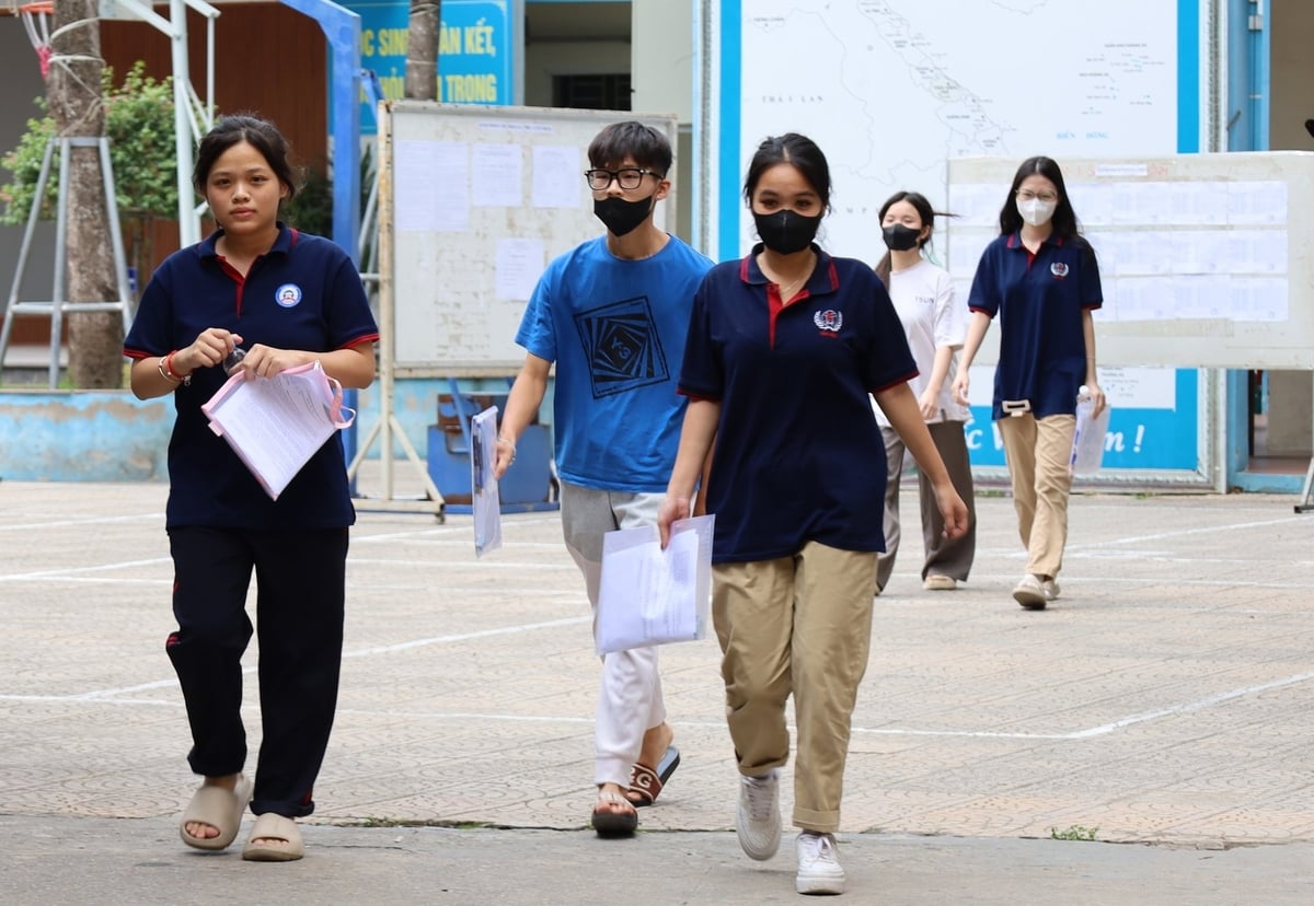 Kết quả điểm thi tốt nghiệp THPT năm 2025 đã chính thức được công bố sáng 16/7. Ảnh: Hoàng Hiền. Kết quả điểm thi tốt nghiệp THPT năm 2025 đã chính thức được công bố sáng 16/7. Ảnh: Hoàng Hiền.