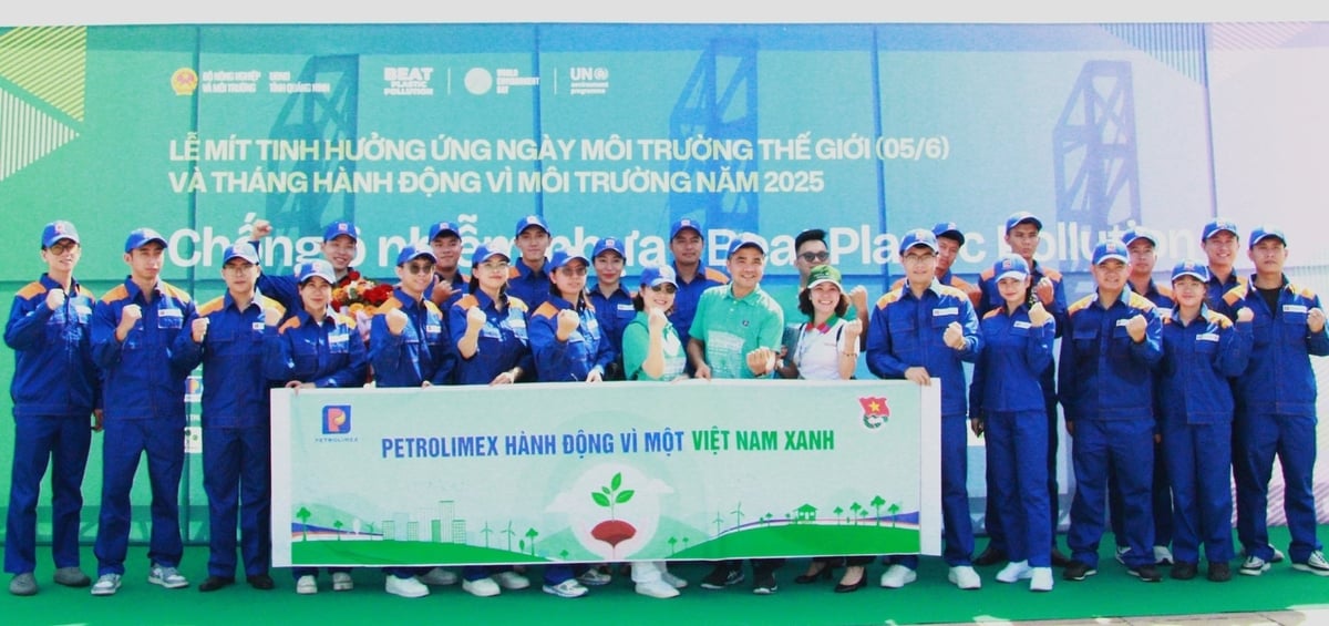 Đoàn Thanh niên Tập đoàn Petrolimex cùng Đoàn Thanh niên Công ty Xăng dầu B12 tham gia lễ mít tinh hưởng ứng Ngày Môi trường Thế giới (5/6) và Tháng hành động vì Môi trường năm 2025. Ảnh: Đàm Trung. Đoàn Thanh niên Tập đoàn Petrolimex cùng Đoàn Thanh niên Công ty Xăng dầu B12 tham gia lễ mít tinh hưởng ứng Ngày Môi trường Thế giới (5/6) và Tháng hành động vì Môi trường năm 2025. Ảnh: Đàm Trung.