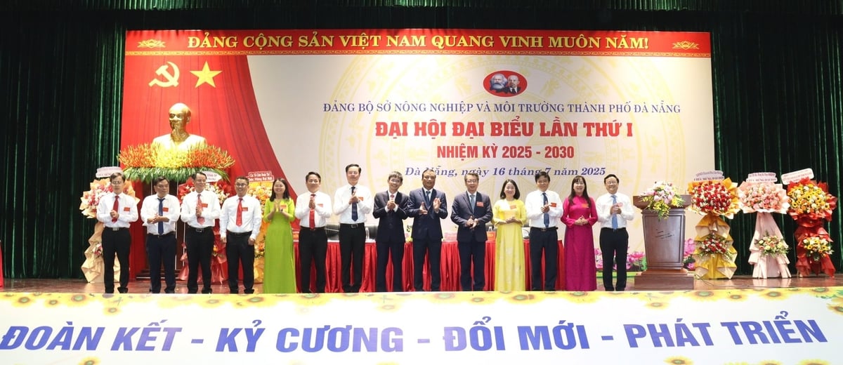 Ban Chấp hành Đảng bộ Sở NN-MT TP Đà Nẵng nhiệm kỳ 2025 - 2030 ra mắt Đại hội. Ảnh: Lan Anh Ban Chấp hành Đảng bộ Sở NN-MT TP Đà Nẵng nhiệm kỳ 2025 - 2030 ra mắt Đại hội. Ảnh: Lan Anh