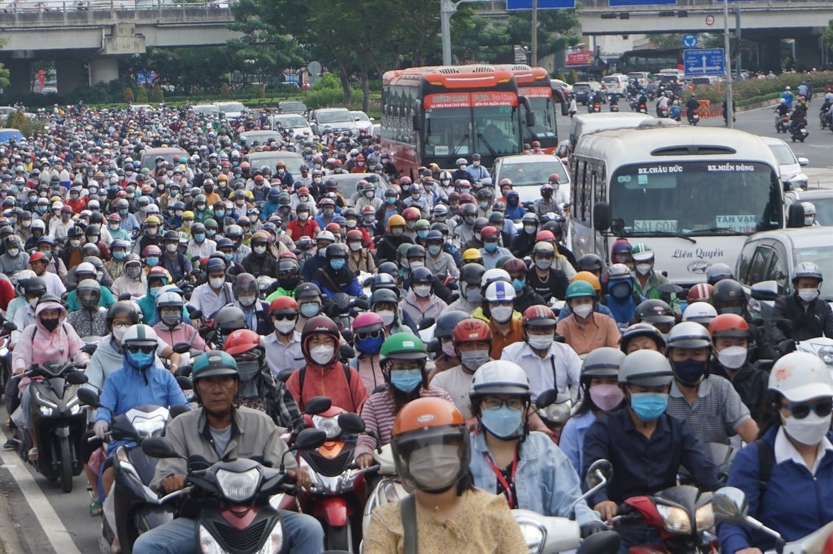 Hoạt động giao thông là nguồn phát thải sát mặt đất, có tác động trực tiếp đến con người, đặc biệt là sức khỏe. Ảnh: Minh Quân.