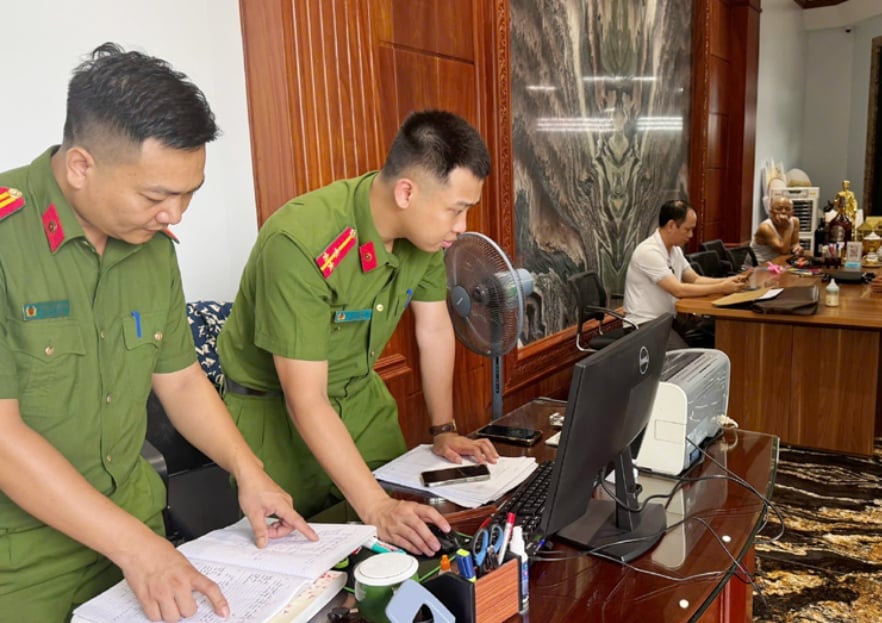 Cơ quan Cảnh sát điều tra, Công an tỉnh Thanh Hóa thi hành Lệnh khám xét khẩn cấp nơi ở của Bùi Quốc Ý. Ảnh: Công an tỉnh Thanh Hóa.