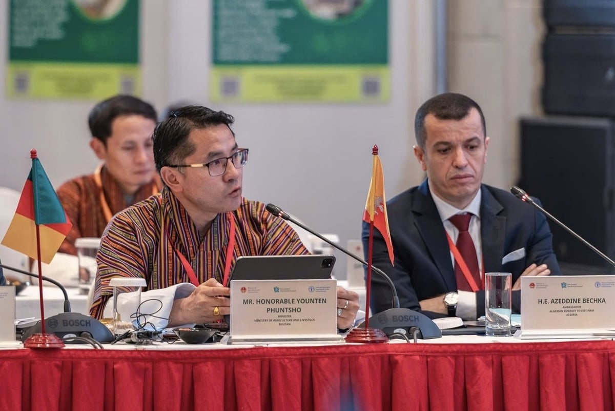Ông Younten Phuntsho, Bộ trưởng Bộ Nông nghiệp và Chăn nuôi (ngồi giữa) chia sẻ về tầm nhìn OCOP Bhutan với phát triển bền vững chuỗi giá trị và sinh kế người dân. Ảnh: Trần Văn.