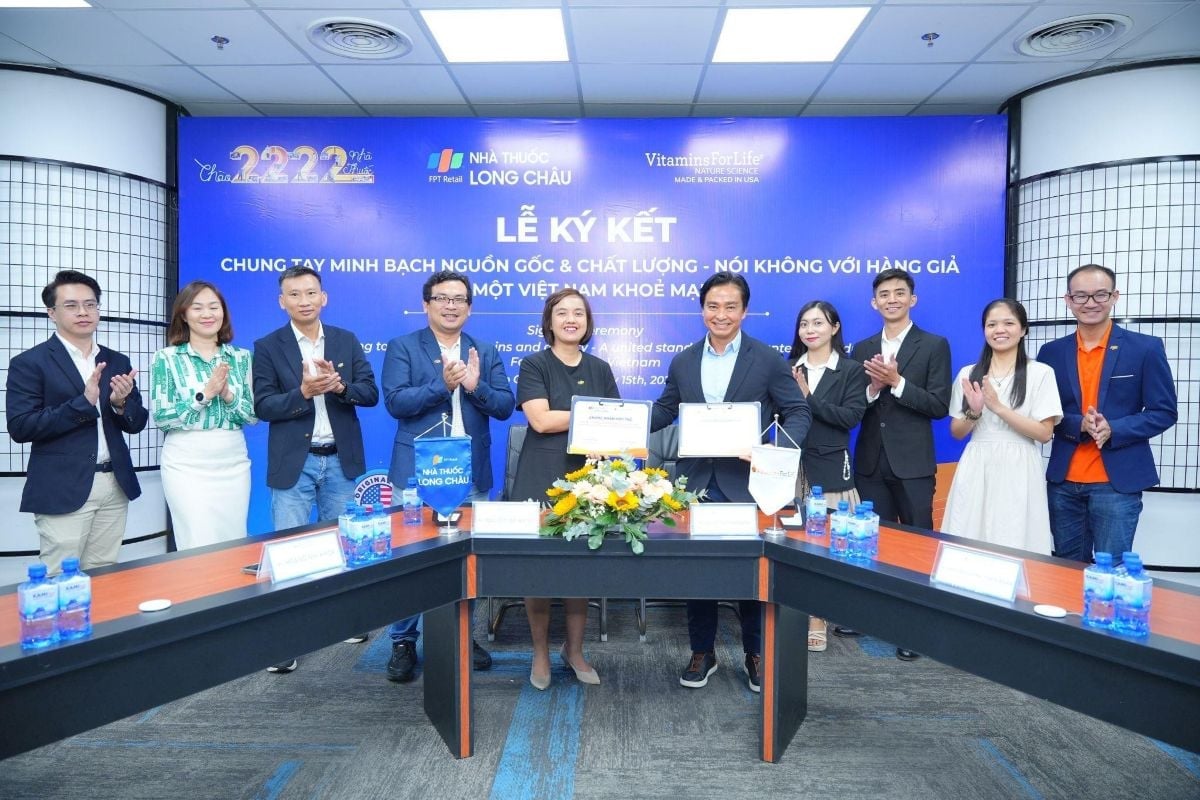 Long Châu hợp tác cùng đại diện Vitamins For Life - Mỹ. Ảnh: Long Châu. Long Châu hợp tác cùng đại diện Vitamins For Life - Mỹ. Ảnh: Long Châu.