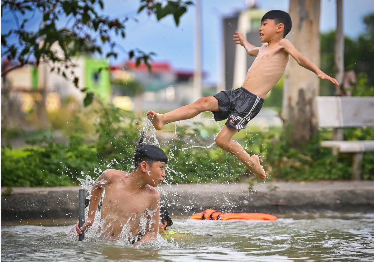 Trong tất cả những trò của tuổi thơ, tắm sông là trò nguy hiểm có, nghịch dại có, nhưng cũng tự do và hạnh phúc đến lạ. Ảnh: Việt Linh. Trong tất cả những trò của tuổi thơ, tắm sông là trò nguy hiểm có, nghịch dại có, nhưng cũng tự do và hạnh phúc đến lạ. Ảnh: Việt Linh.