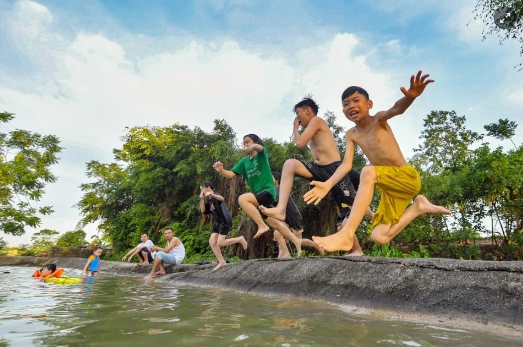 Trẻ em thôn Trầm, xã Duyên Thái, huyện Thường Tín, TP Hà Nội (nay là xã Hồng Vân, TP. Hà Nội) 'trình diễn' tắm sông trong sự giám sát của người lớn. Ảnh: Việt Linh. Trẻ em thôn Trầm, xã Duyên Thái, huyện Thường Tín, TP Hà Nội (nay là xã Hồng Vân, TP. Hà Nội) 'trình diễn' tắm sông trong sự giám sát của người lớn. Ảnh: Việt Linh.