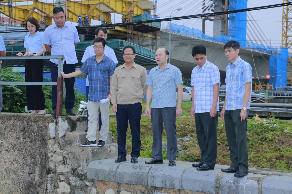 Lãnh đạo Sở Nông nghiệp và Môi trường Thanh Hóa thị sát các tuyến kênh, chỉ đạo việc xử lý môi trường bị ô nhiễm bởi xác động vật chết. Ảnh: Quốc Toản. Lãnh đạo Sở Nông nghiệp và Môi trường Thanh Hóa thị sát các tuyến kênh, chỉ đạo việc xử lý môi trường bị ô nhiễm bởi xác động vật chết. Ảnh: Quốc Toản.