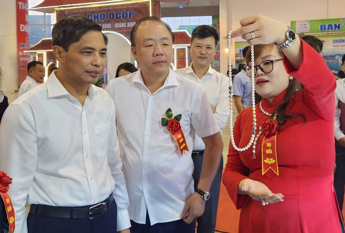 Bà Nguyễn Thùy Hương, Giám đốc Công ty cổ phần Ngọc trai Hạ Long giới thiệu sản phẩm OCOP 5 sao của Công ty. Ảnh: Nguyễn Thành. Bà Nguyễn Thùy Hương, Giám đốc Công ty cổ phần Ngọc trai Hạ Long giới thiệu sản phẩm OCOP 5 sao của Công ty. Ảnh: Nguyễn Thành.