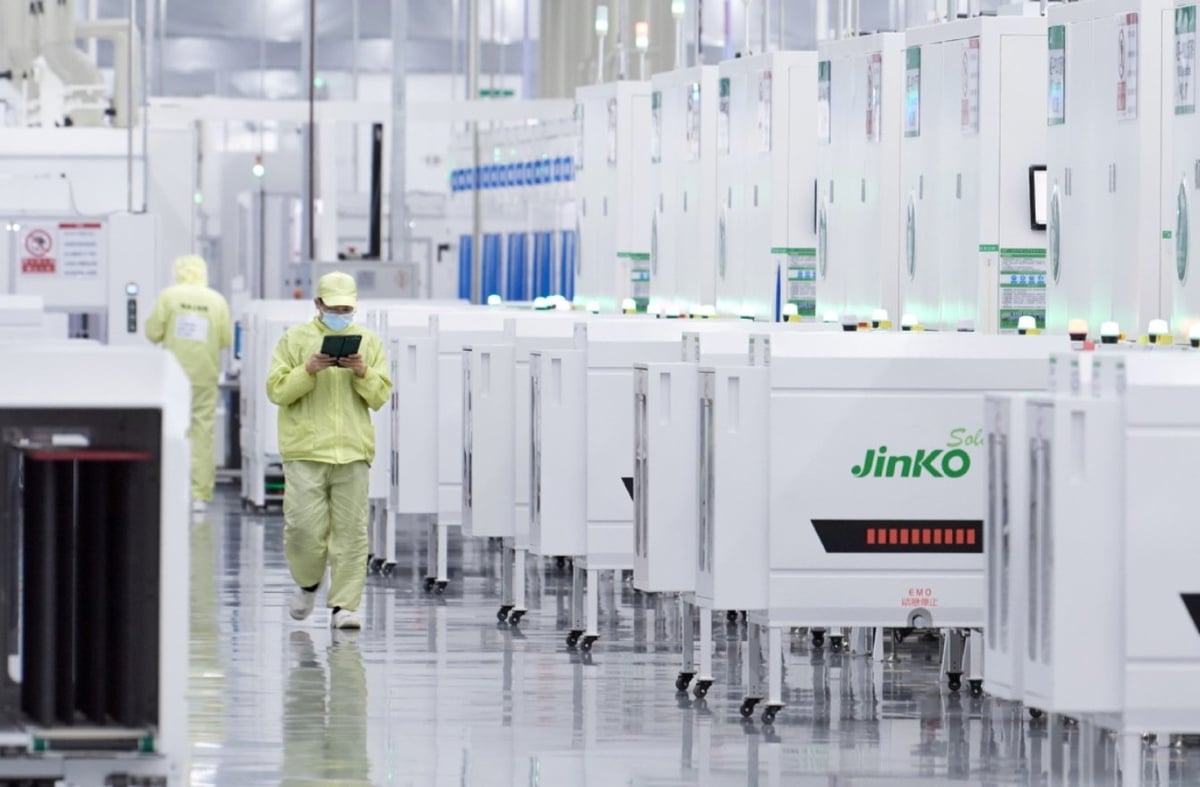 Bên trong xưởng sản xuất mô-đun pin mặt trời Jinko Solar tại Thiên Tân (Trung Quốc). Ảnh: Tân Hoa Xã. Bên trong xưởng sản xuất mô-đun pin mặt trời Jinko Solar tại Thiên Tân (Trung Quốc). Ảnh: Tân Hoa Xã.