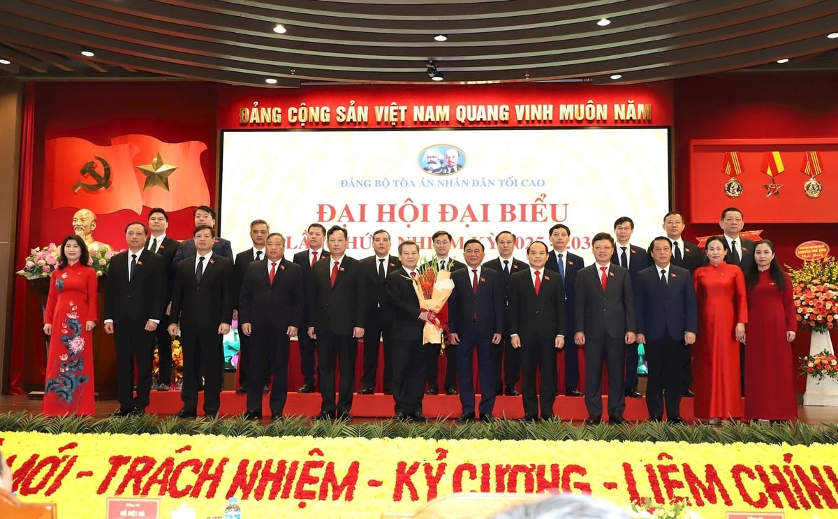 Đồng chí Trần Cẩm Tú, Ủy viên Bộ Chính trị, Thường trực Ban Bí thư Trung ương Đảng, Bí thư Đảng ủy các cơ quan Đảng Trung ương tặng hoa chúc mừng Ban Chấp hành Đảng bộ Tòa án nhân dân tối cao nhiệm kỳ 2025-2030. Đồng chí Trần Cẩm Tú, Ủy viên Bộ Chính trị, Thường trực Ban Bí thư Trung ương Đảng, Bí thư Đảng ủy các cơ quan Đảng Trung ương tặng hoa chúc mừng Ban Chấp hành Đảng bộ Tòa án nhân dân tối cao nhiệm kỳ 2025-2030.