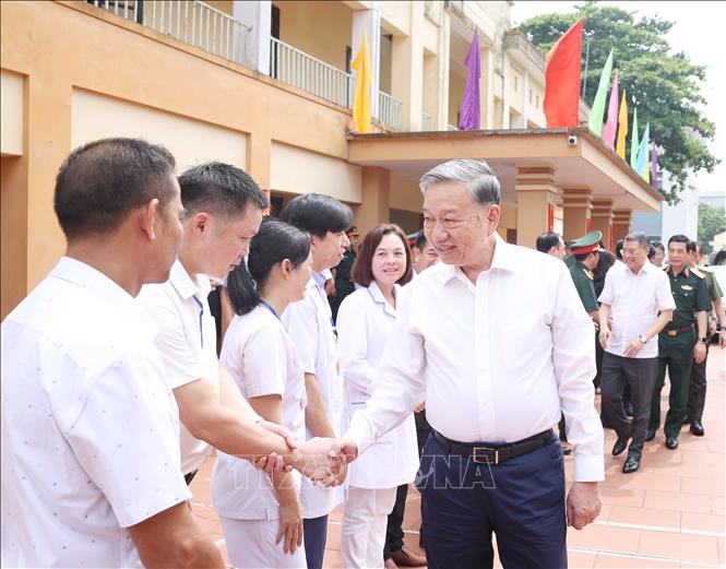 Tổng Bí thư Tô Lâm với các y bác sĩ, điều dưỡng Trung tâm Điều dưỡng thương binh Thuận Thành. Ảnh: TTXVN. Tổng Bí thư Tô Lâm với các y bác sĩ, điều dưỡng Trung tâm Điều dưỡng thương binh Thuận Thành. Ảnh: TTXVN.