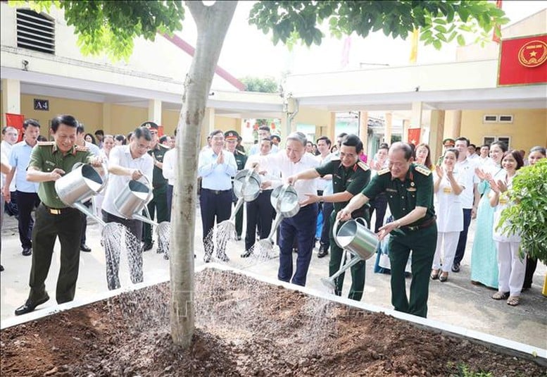 Tổng Bí thư Tô Lâm và các đại biểu trồng cây lưu niệm tại Trung tâm Điều dưỡng thương binh Thuận Thành. Ảnh: TTXVN. Tổng Bí thư Tô Lâm và các đại biểu trồng cây lưu niệm tại Trung tâm Điều dưỡng thương binh Thuận Thành. Ảnh: TTXVN.