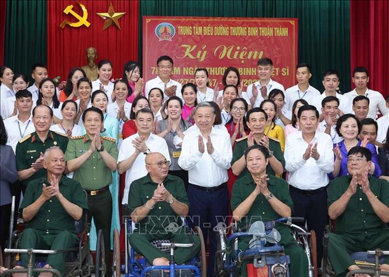 Tổng Bí thư Tô Lâm với thương bệnh binh và cán bộ, nhân viên Trung tâm Điều dưỡng thương binh Thuận Thành. Ảnh: TTXVN. Tổng Bí thư Tô Lâm với thương bệnh binh và cán bộ, nhân viên Trung tâm Điều dưỡng thương binh Thuận Thành. Ảnh: TTXVN.
