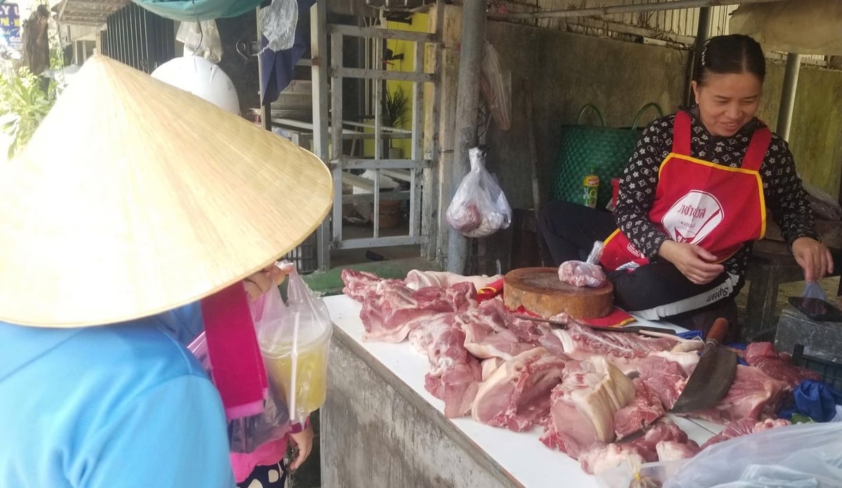 Việc TP Huế ghi nhận các ca mắc bệnh liên cầu lợn ở người trong thời gian gần đây đã khiến người tiêu dùng lo ngại và cẩn trọng hơn khi mua thịt lợn, dẫn đến sức mua giảm. Ảnh: V.D