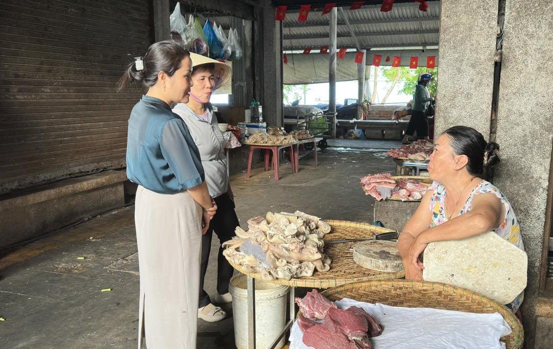 Các chợ thường xuyên tuyên truyền, vận động bà con nâng cao ý thức, trách nhiệm trong việc tuân thủ và thực hành tốt quy trình sơ chế, chế biến để bảo đảm vệ sinh thú y, an toàn thực phẩm. Ảnh: V.D