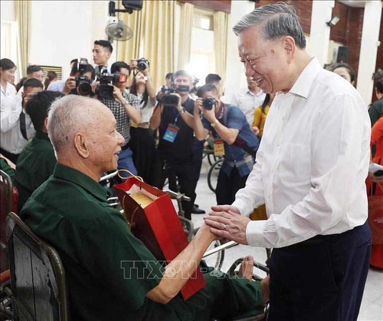 Tổng Bí thư Tô Lâm thăm hỏi và tặng quà các thương bệnh binh. Ảnh: TTXVN. Tổng Bí thư Tô Lâm thăm hỏi và tặng quà các thương bệnh binh. Ảnh: TTXVN.