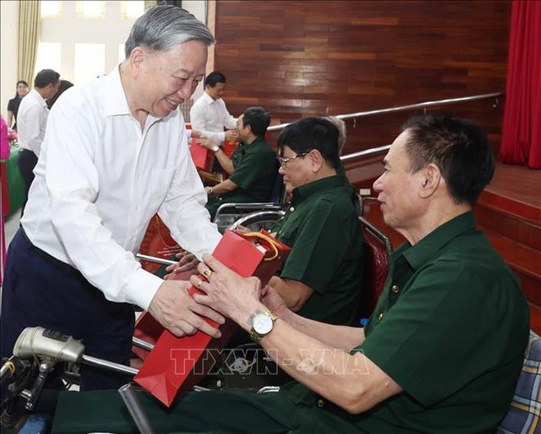 Tổng Bí thư Tô Lâm thăm hỏi và tặng quà cho thương bệnh binh. Ảnh: TTXVN. Tổng Bí thư Tô Lâm thăm hỏi và tặng quà cho thương bệnh binh. Ảnh: TTXVN.