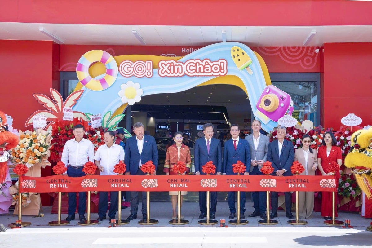 Các đại biểu thực hiện nghi thức cắt băng khánh thành Go! Hưng Yên. Ảnh: Minh Hà.
