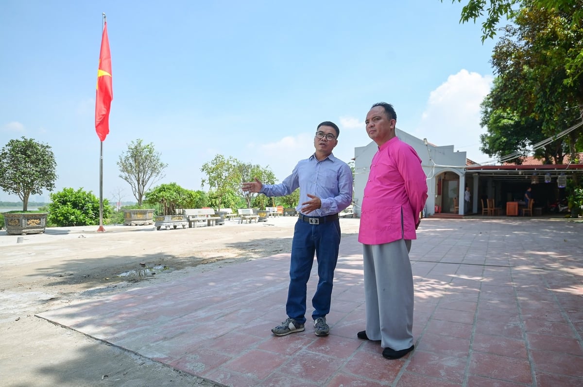 Phóng viên Báo Nông nghiệp và Môi trường (bên trái) trao đổi với đại diện Tiểu Ban quản lý di tích đền Rừng trên địa bàn phường Bồ Đề. Ảnh: Tùng Đinh. Phóng viên Báo Nông nghiệp và Môi trường (bên trái) trao đổi với đại diện Tiểu Ban quản lý di tích đền Rừng trên địa bàn phường Bồ Đề. Ảnh: Tùng Đinh.