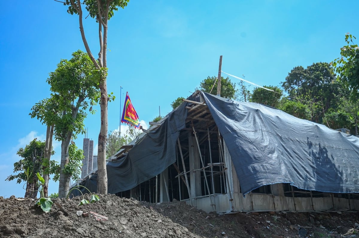 Tiểu Ban quản lý di tích đền Rừng - đơn vị thi công công trình vi phạm, đã trùm bạt, dừng thi công công trình. Ảnh: Kiên Trung. Tiểu Ban quản lý di tích đền Rừng - đơn vị thi công công trình vi phạm, đã trùm bạt, dừng thi công công trình. Ảnh: Kiên Trung.