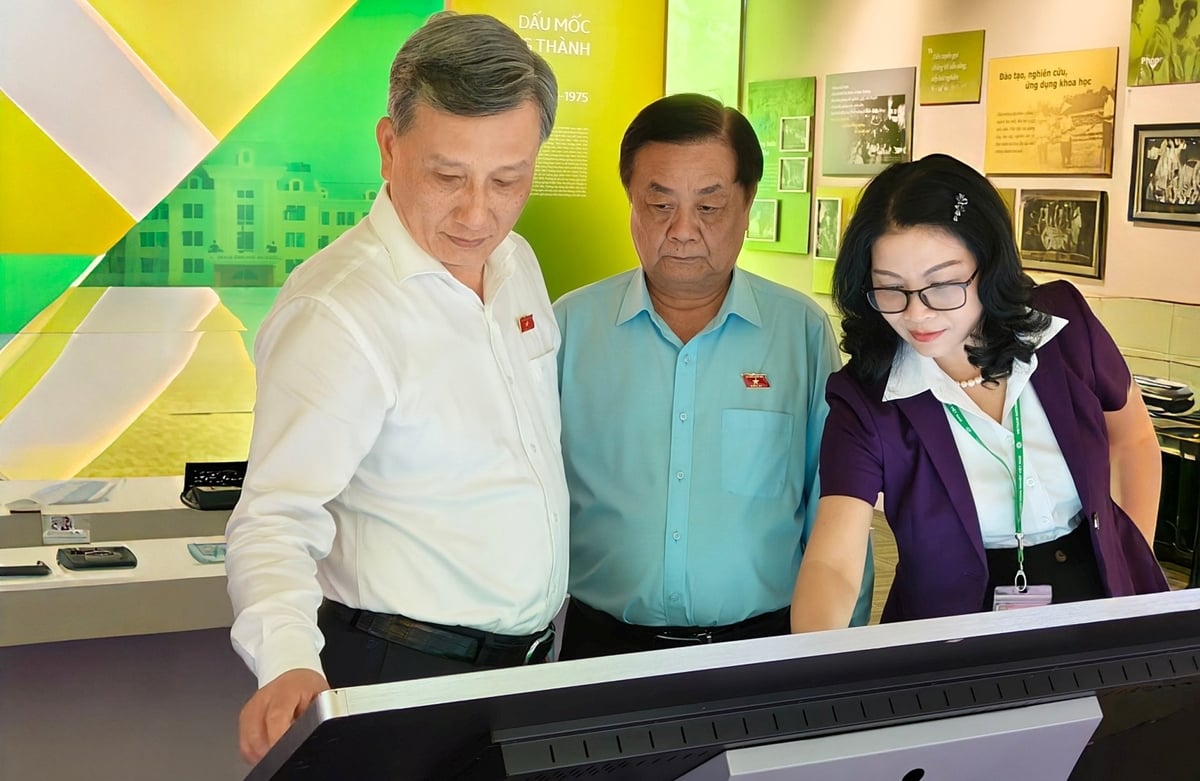 Phó Chủ tịch Quốc hội Lê Minh Hoan; Chủ nhiệm Ủy ban Khoa học, Công nghệ và Môi trường của Quốc hội Lê Quang Huy và Giám đốc Học viện Nông nghiệp Việt Nam Nguyễn Thị Lan. Ảnh: Bảo Thắng. Phó Chủ tịch Quốc hội Lê Minh Hoan; Chủ nhiệm Ủy ban Khoa học, Công nghệ và Môi trường của Quốc hội Lê Quang Huy và Giám đốc Học viện Nông nghiệp Việt Nam Nguyễn Thị Lan. Ảnh: Bảo Thắng.