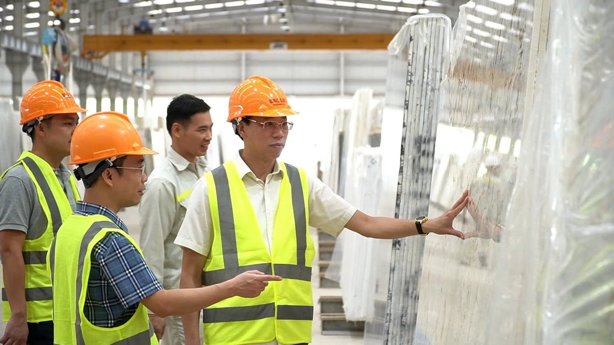 Ông Lê Minh Đức, Bí thư Đảng ủy xã Yên Bình và ông Nguyễn Duy Khiêm, Chủ tịch UBND xã Yên Bình đến thăm và làm việc tại Nhà máy đá trắng Bảo Lai đóng trên địa bàn xã. Ảnh: Thanh Ngà. Ông Lê Minh Đức, Bí thư Đảng ủy xã Yên Bình và ông Nguyễn Duy Khiêm, Chủ tịch UBND xã Yên Bình đến thăm và làm việc tại Nhà máy đá trắng Bảo Lai đóng trên địa bàn xã. Ảnh: Thanh Ngà.