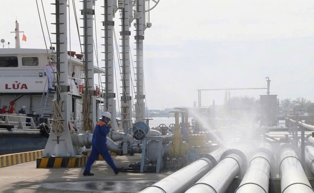 Diễn tập phòng cháy chữa cháy tại Tổng kho xăng dầu Nhà Bè. Ảnh: Petrolimex. Diễn tập phòng cháy chữa cháy tại Tổng kho xăng dầu Nhà Bè. Ảnh: Petrolimex.