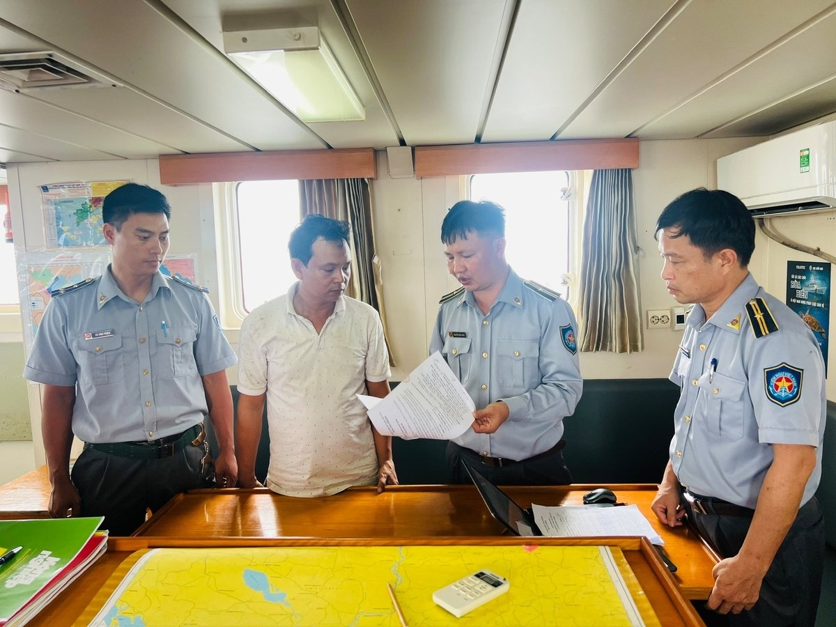 Ông Trịnh Văn Việt, Chủ tàu đồng thời là thuyền trưởng của tàu cá NT-90783-TS, đã thừa nhận toàn bộ hành vi vi phạm. Ảnh: Trọng Linh. Ông Trịnh Văn Việt, Chủ tàu đồng thời là thuyền trưởng của tàu cá NT-90783-TS, đã thừa nhận toàn bộ hành vi vi phạm. Ảnh: Trọng Linh.