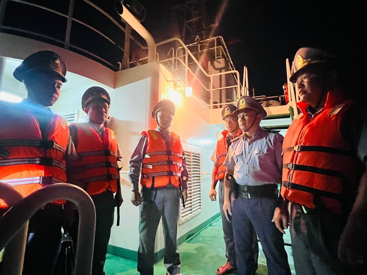 Ông Nguyễn Phú Quốc (thứ 2 từ phải sang) - Phó Cục trưởng Cục Thủy sản và Kiểm ngư, Chi cục trưởng Chi cục Kiểm ngư Vùng 5 - đã trực tiếp chỉ đạo lực lượng Đoàn tuần tra số 6 vào lúc 5 giờ sáng ngày 11/7. Ảnh: Trọng Linh. Ông Nguyễn Phú Quốc (thứ 2 từ phải sang) - Phó Cục trưởng Cục Thủy sản và Kiểm ngư, Chi cục trưởng Chi cục Kiểm ngư Vùng 5 - đã trực tiếp chỉ đạo lực lượng Đoàn tuần tra số 6 vào lúc 5 giờ sáng ngày 11/7. Ảnh: Trọng Linh.