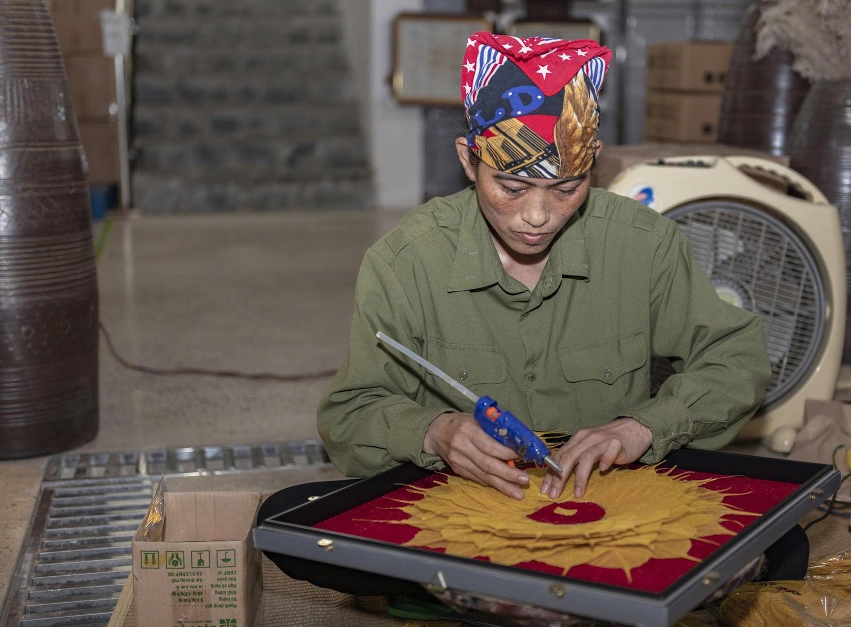 Mỗi bức tranh không đơn thuần là sản phẩm thủ công, mà còn là câu chuyện gắn kết giữa con người và thiên nhiên, giữa tâm hồn và cuộc sống. Ảnh: Trần Văn. Mỗi bức tranh không đơn thuần là sản phẩm thủ công, mà còn là câu chuyện gắn kết giữa con người và thiên nhiên, giữa tâm hồn và cuộc sống. Ảnh: Trần Văn.