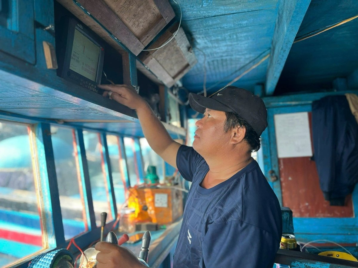 Các chủ tàu chủ động kiểm tra, trang bị thiết bị dự phòng nhằm tránh vi phạm quy định về chống IUU. Ảnh: Võ Hà. Các chủ tàu chủ động kiểm tra, trang bị thiết bị dự phòng nhằm tránh vi phạm quy định về chống IUU. Ảnh: Võ Hà.