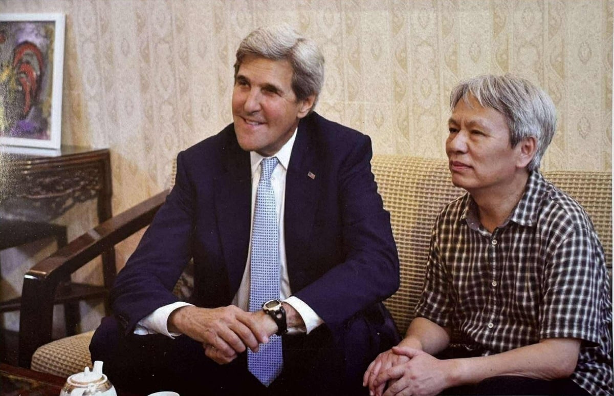 Tiến sĩ Nguyễn Sĩ Dũng và cựu ngoại trưởng Mỹ John Kerry - hai người là bạn, và cùng mê tranh Phạm Lực. Tiến sĩ Nguyễn Sĩ Dũng và cựu ngoại trưởng Mỹ John Kerry - hai người là bạn, và cùng mê tranh Phạm Lực.