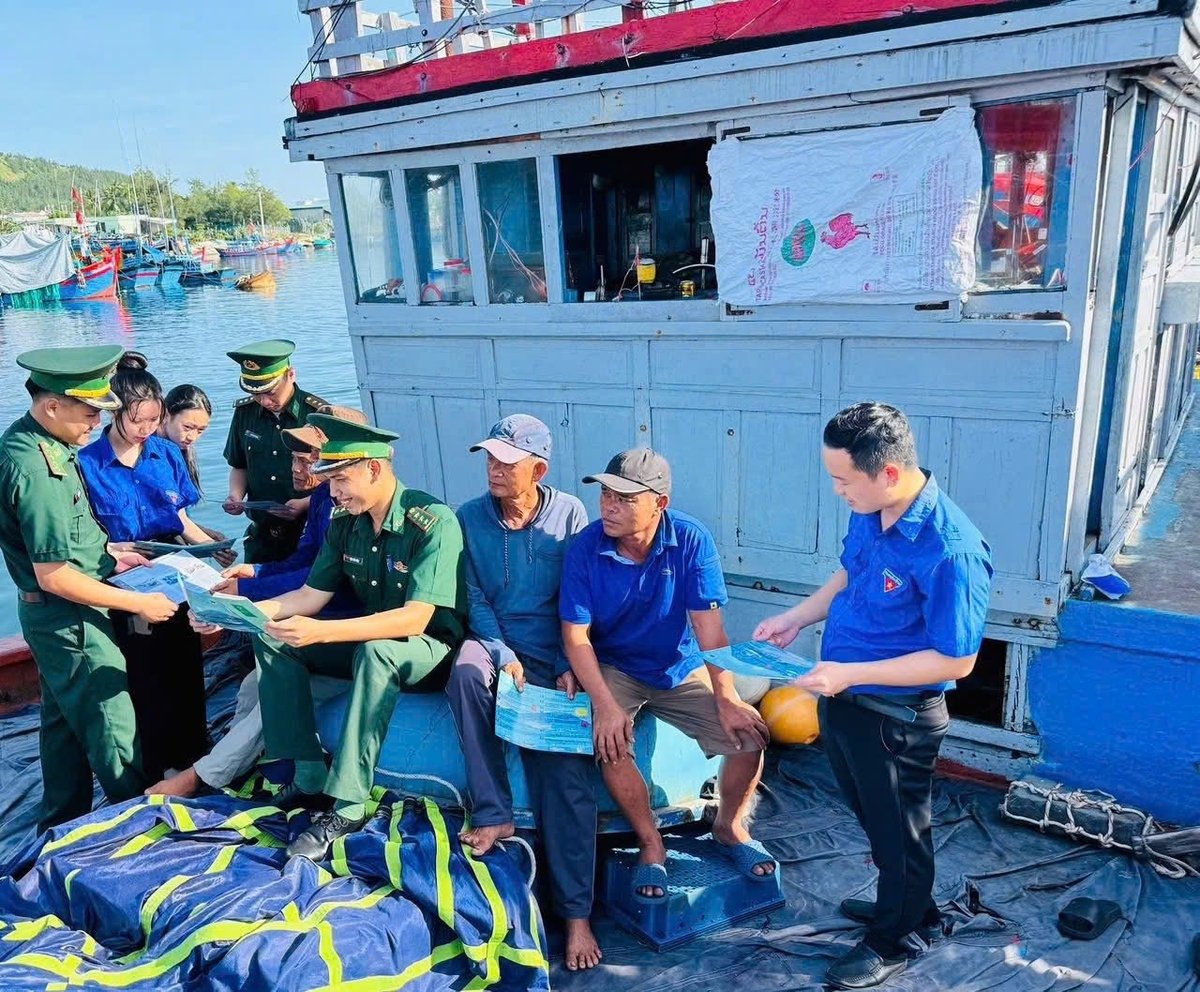 Lực lượng chức năng tuyên truyền ngư dân thực hiện chống IUU. Ảnh: Võ Hà. Lực lượng chức năng tuyên truyền ngư dân thực hiện chống IUU. Ảnh: Võ Hà.