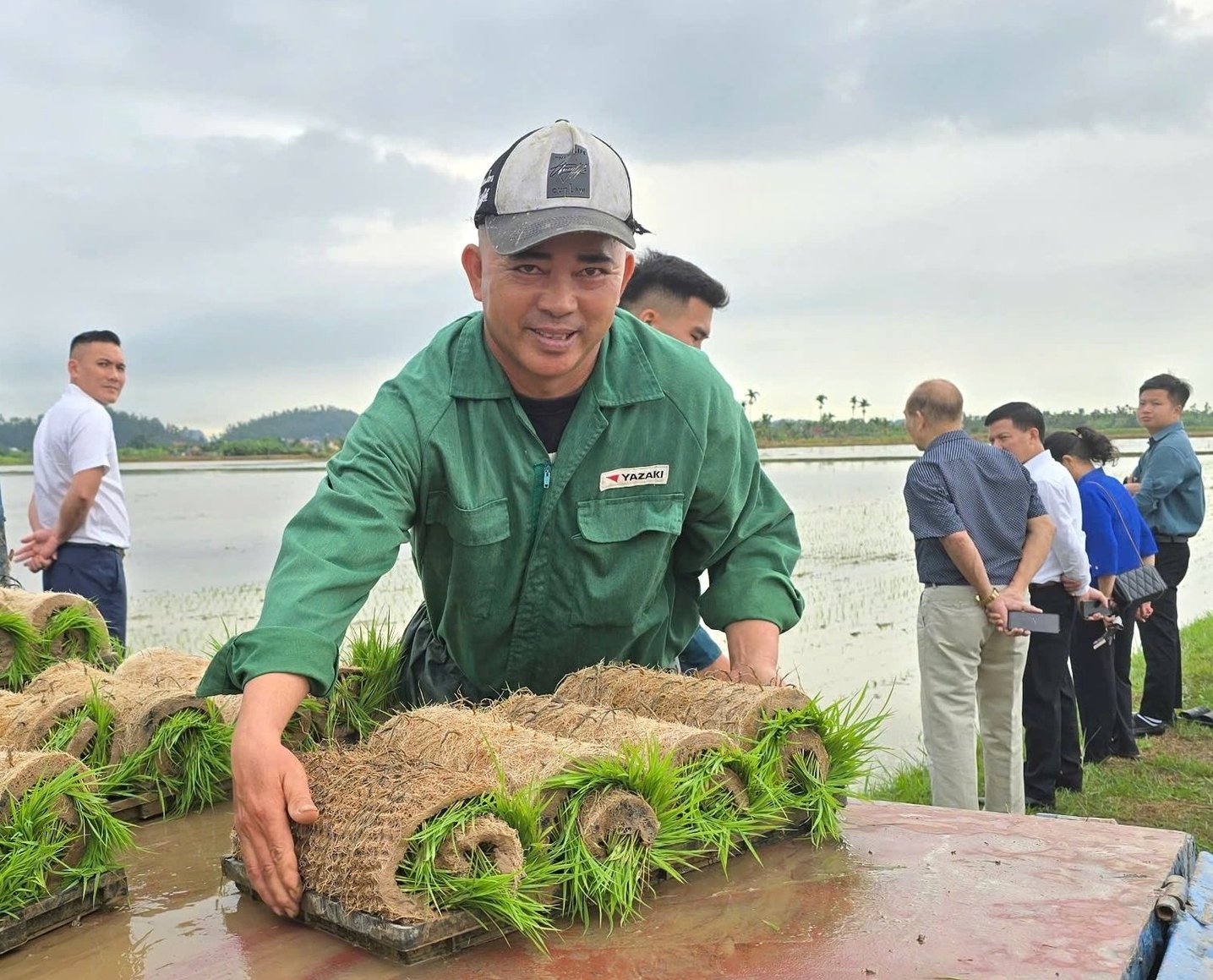 Anh Nguyễn Văn Hùng phấn khởi bắt đầu sản xuất vụ mùa 2025 bằng máy móc hiện đại vừa được trang bị. Ảnh: Đinh Mười.