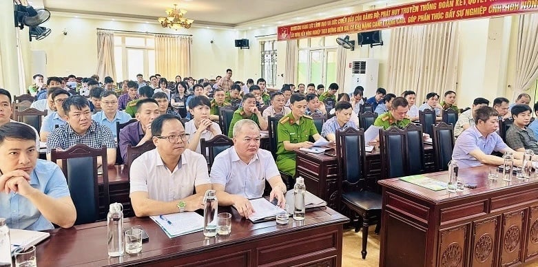 Sở Nông nghiệp và Môi trường Thanh Hóa phải tổ chức hội nghị để xử lý nạn vứt xác động vật chết xuống kênh mương thủy lợi. Ảnh: Khánh Phương.