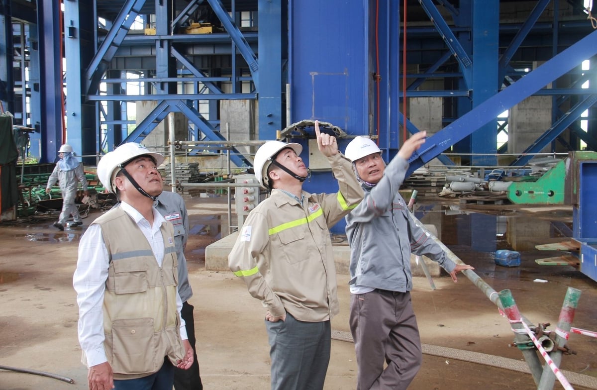 Ông Hà Đình Niên kiểm tra công trường, chỉ đạo công tác thi công lắp đặt thiết bị Lò hơi. Ảnh: Petrovietnam. Ông Hà Đình Niên kiểm tra công trường, chỉ đạo công tác thi công lắp đặt thiết bị Lò hơi. Ảnh: Petrovietnam.