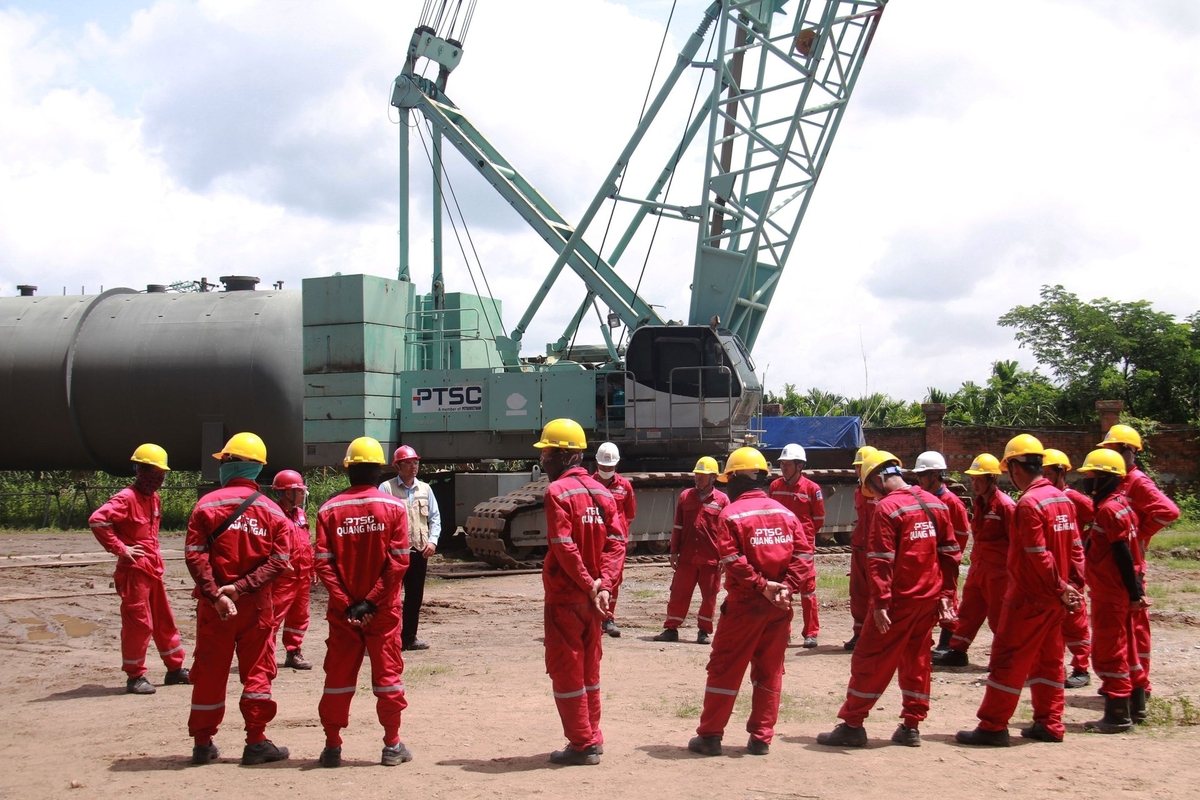 Nhà thầu PTSC họp an toàn trước giờ thi công. Ảnh: Petrovietnam. Nhà thầu PTSC họp an toàn trước giờ thi công. Ảnh: Petrovietnam.