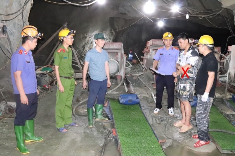 Lực lượng chức năng tiến hành khám nghiệm, kiểm đếm vật chứng trong hầm khai thác vàng trái phép (đối tượng quản lý Nguyễn Trọng Tiến bên phải, dấu X). Ảnh: Cao Thiên. Lực lượng chức năng tiến hành khám nghiệm, kiểm đếm vật chứng trong hầm khai thác vàng trái phép (đối tượng quản lý Nguyễn Trọng Tiến bên phải, dấu X). Ảnh: Cao Thiên.