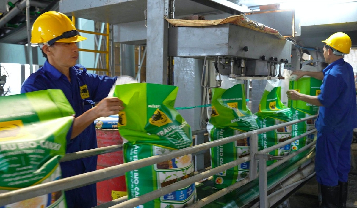 Dây chuyền sản xuất phân bón Đầu Trâu Bio-Canxi của Công ty CP Phân bón Bình Điền. Ảnh: Dương Quyền. Dây chuyền sản xuất phân bón Đầu Trâu Bio-Canxi của Công ty CP Phân bón Bình Điền. Ảnh: Dương Quyền.