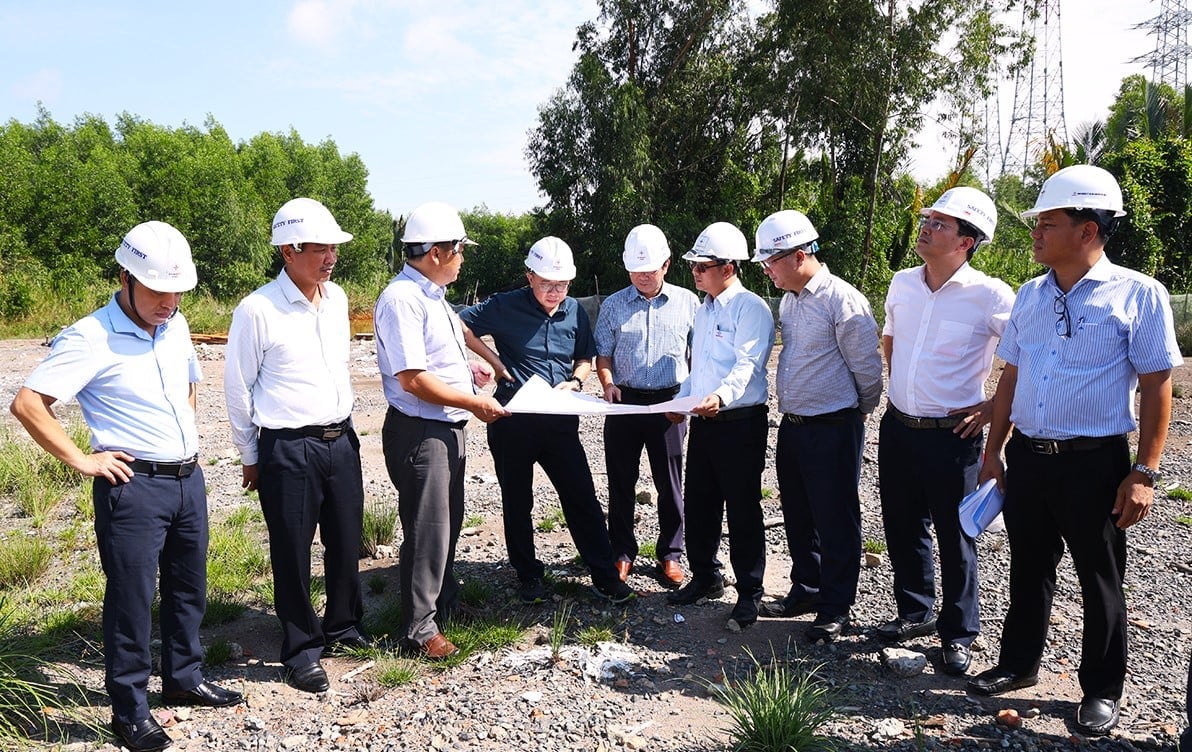 Ông Hoàng Trọng Hiếu - Phó Chánh Văn phòng Ban Chỉ đạo nghe báo cáo về những khó khăn vướng mắc cụm dự án. Ảnh: EVNNPT. Ông Hoàng Trọng Hiếu - Phó Chánh Văn phòng Ban Chỉ đạo nghe báo cáo về những khó khăn vướng mắc cụm dự án. Ảnh: EVNNPT.