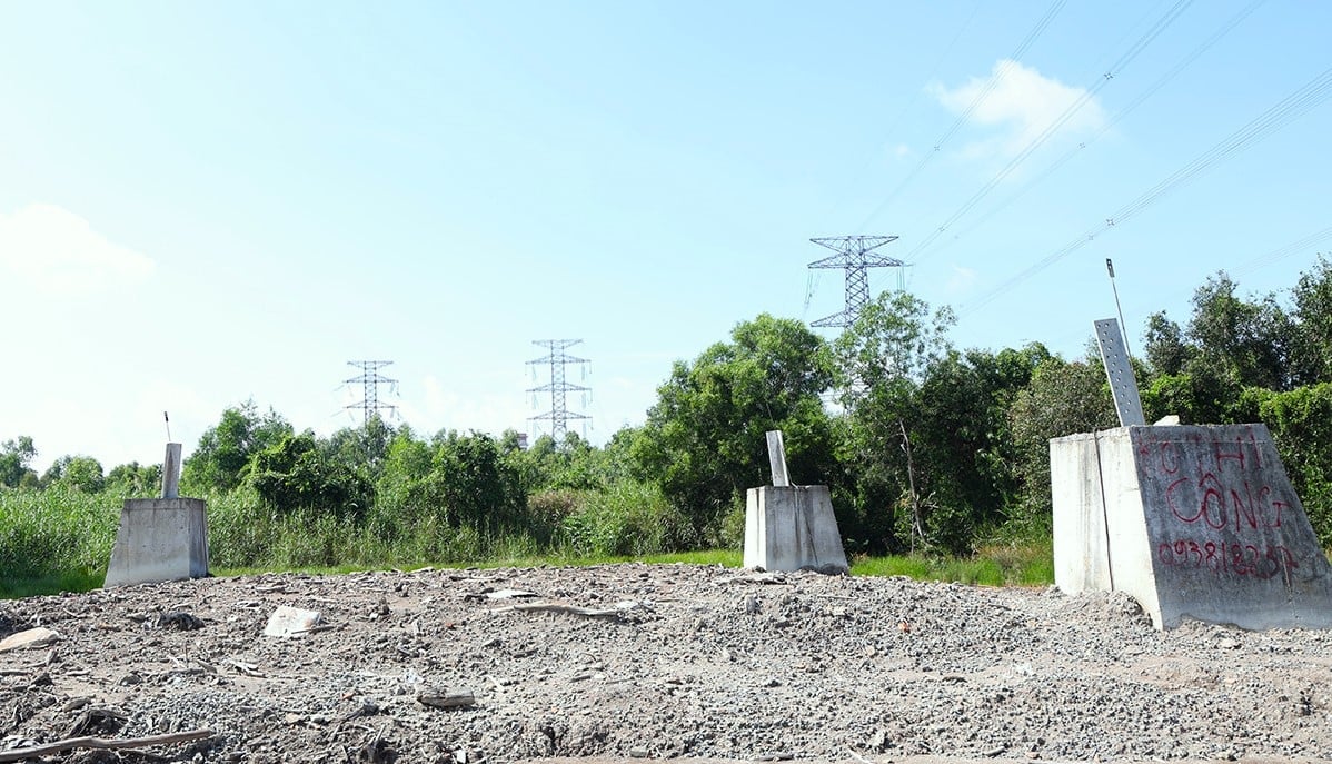 Vị trí số 2 Dự án đường dây 220kV NMĐ Nhơn Trạch 3 - TBA 500kV Long Thành là vị trí đi chung 4 mạch của 2 dự án đang gặp vướng mắc. Ảnh: EVNNPT. Vị trí số 2 Dự án đường dây 220kV NMĐ Nhơn Trạch 3 - TBA 500kV Long Thành là vị trí đi chung 4 mạch của 2 dự án đang gặp vướng mắc. Ảnh: EVNNPT.