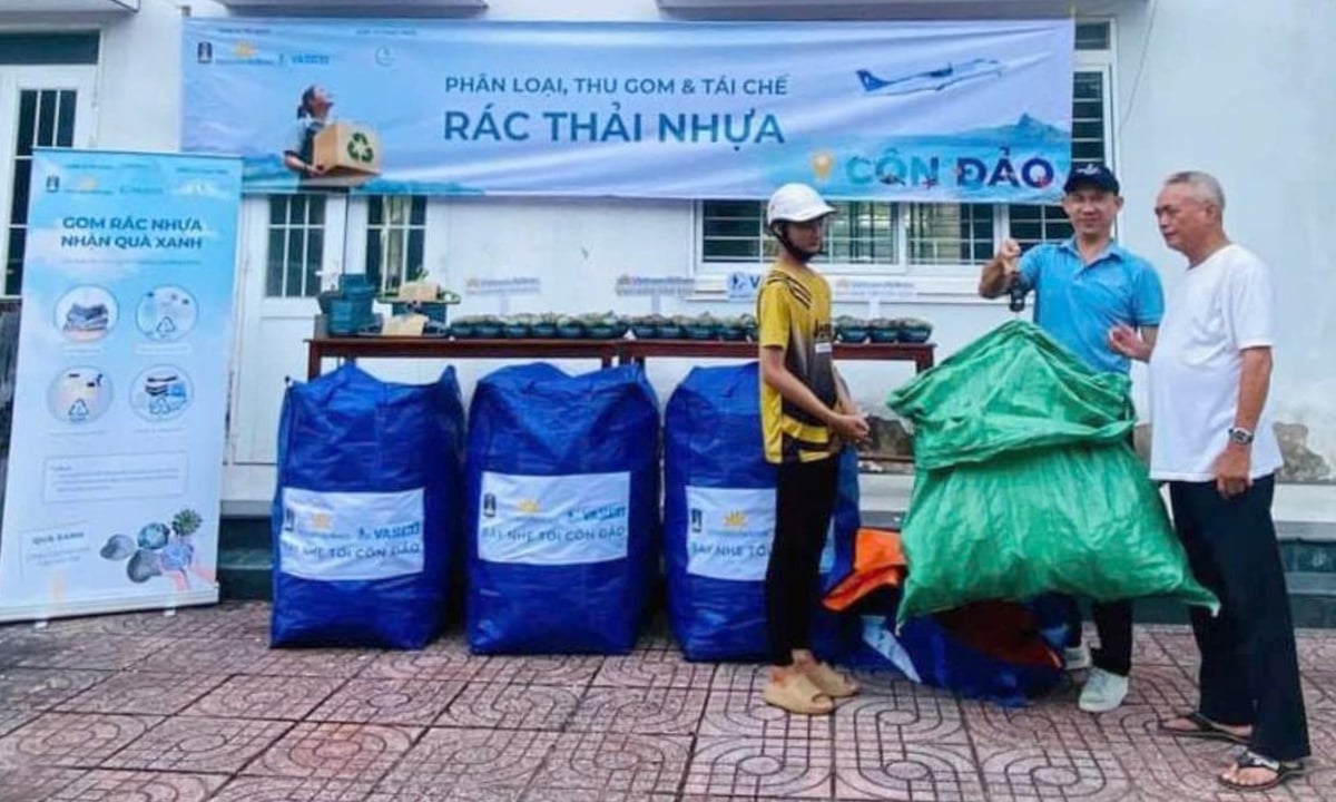 Chương trình đổi rác lấy quà của UBND đặc khu Côn Đảo được người dân hưởng ứng tham gia. Ảnh: Phan Thị Tím. Chương trình đổi rác lấy quà của UBND đặc khu Côn Đảo được người dân hưởng ứng tham gia. Ảnh: Phan Thị Tím.