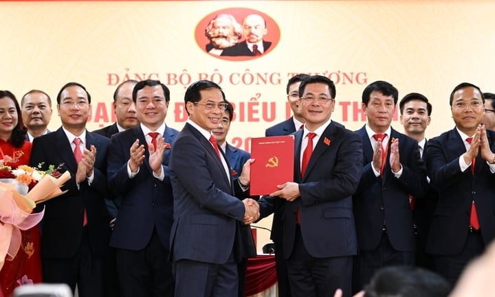 Đồng chí Nguyễn Hồng Diên, Ủy viên Ban Chấp hành Trung ương Đảng, Ủy viên Ban Chấp hành Đảng bộ Chính phủ nhiệm kỳ 2020 - 2025, Bí thư Đảng ủy Bộ Công Thương nhiệm kỳ 2020 - 2025, Bộ trưởng Bộ Công Thương được chỉ định giữ chức Bí thư Đảng ủy Bộ Công Thương nhiệm kỳ 2025 - 2030. Đồng chí Nguyễn Hồng Diên, Ủy viên Ban Chấp hành Trung ương Đảng, Ủy viên Ban Chấp hành Đảng bộ Chính phủ nhiệm kỳ 2020 - 2025, Bí thư Đảng ủy Bộ Công Thương nhiệm kỳ 2020 - 2025, Bộ trưởng Bộ Công Thương được chỉ định giữ chức Bí thư Đảng ủy Bộ Công Thương nhiệm kỳ 2025 - 2030.