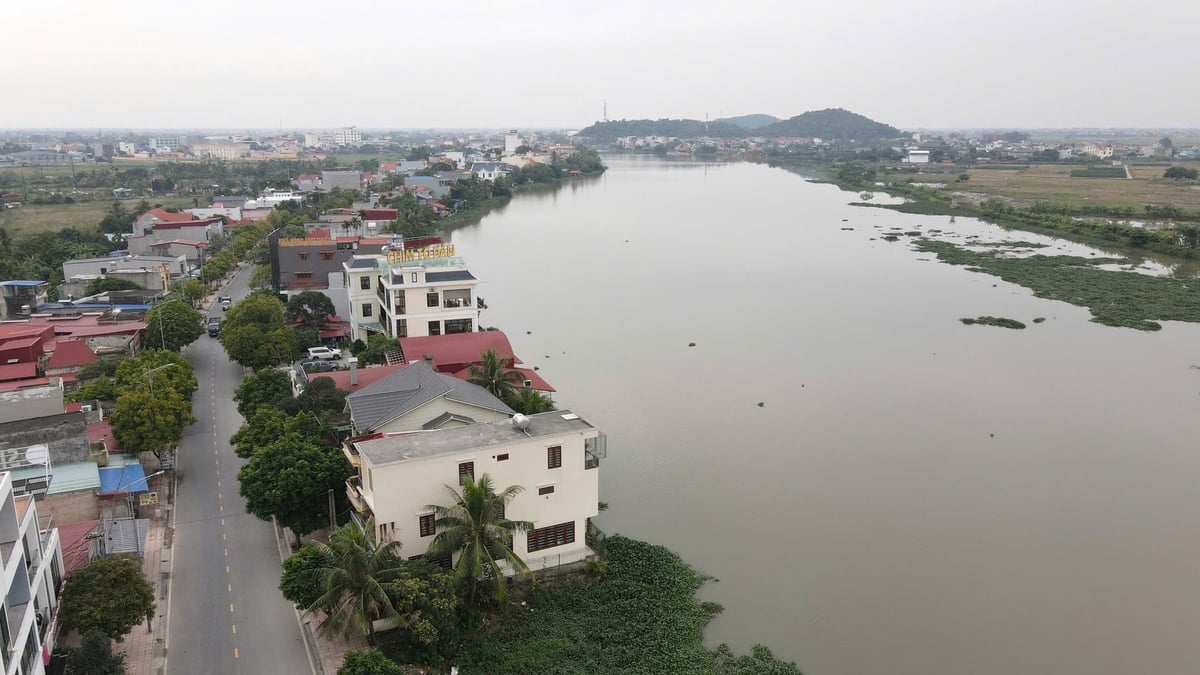 Nước thải các nhà hàng, khu dân cư ở đây sẽ xả thẳng ra sông Đa Độ, vì không còn phương án khác. Ảnh: Đinh Mười. Nước thải các nhà hàng, khu dân cư ở đây sẽ xả thẳng ra sông Đa Độ, vì không còn phương án khác. Ảnh: Đinh Mười.